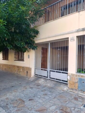 AMPLIA CASA EN VENTA ALBERDI AL 900